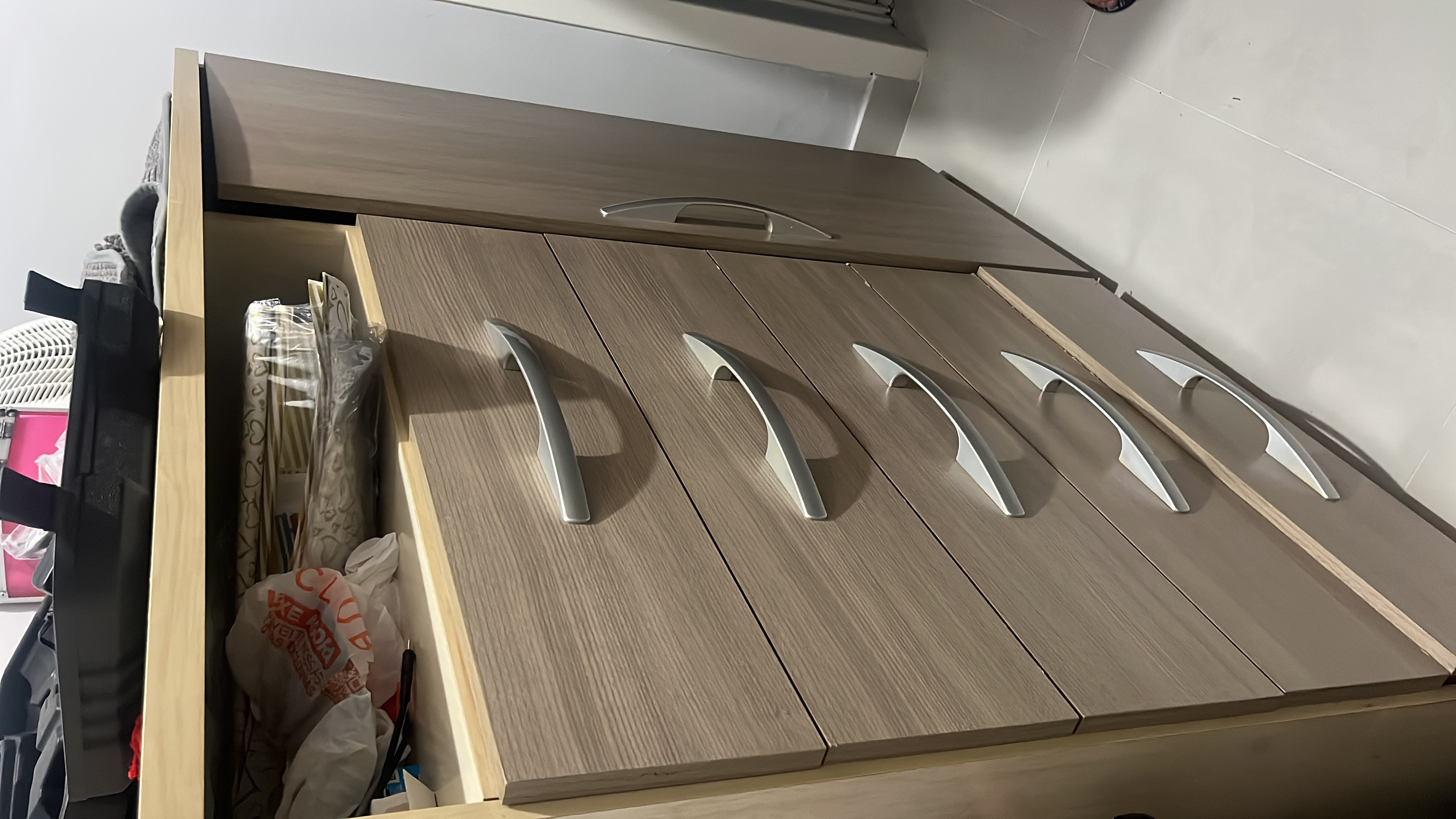 Um guarda-roupa e uma cômoda (ambos desmontados)