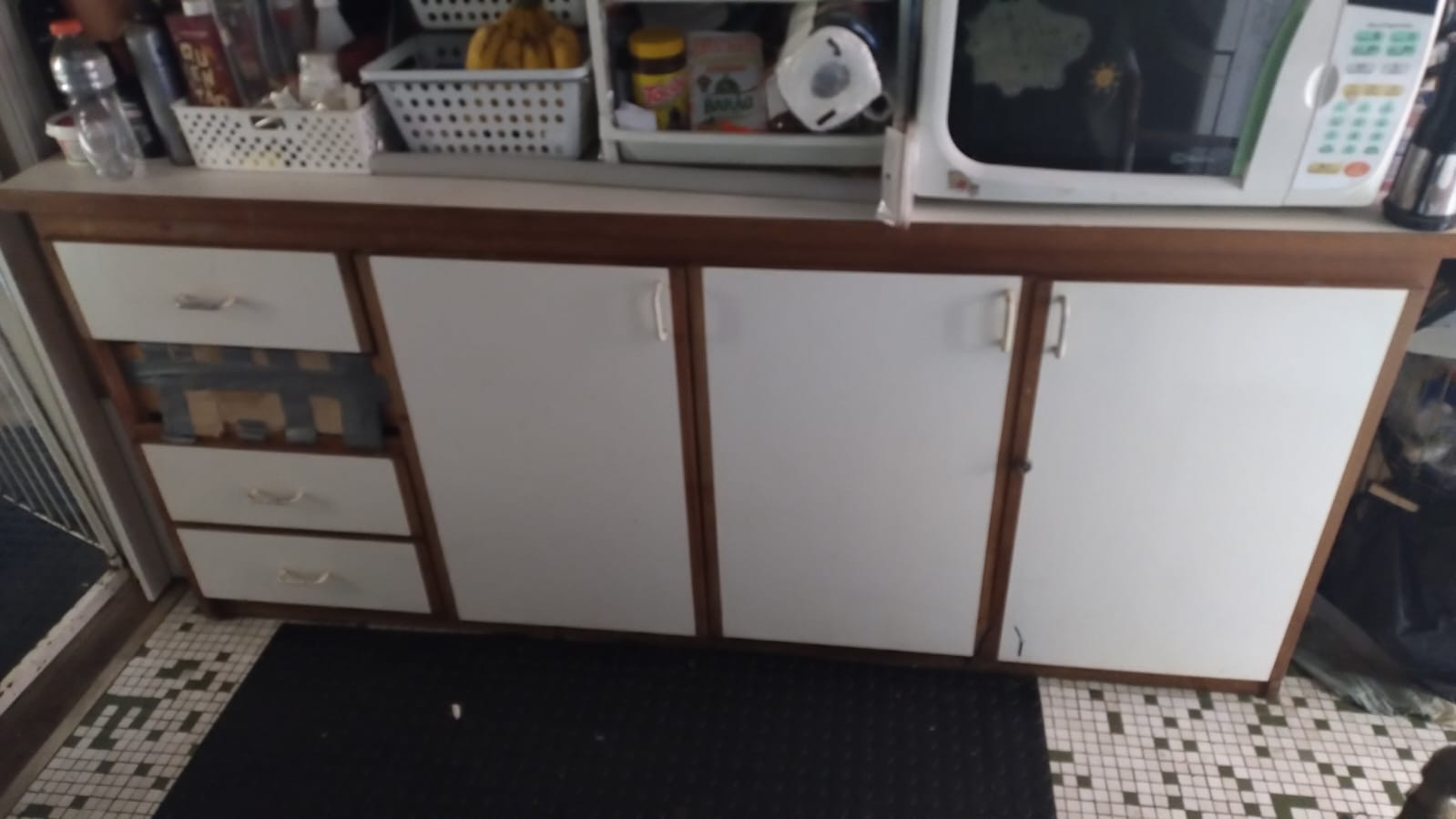 Doam-se balcão e armário de cozinha 