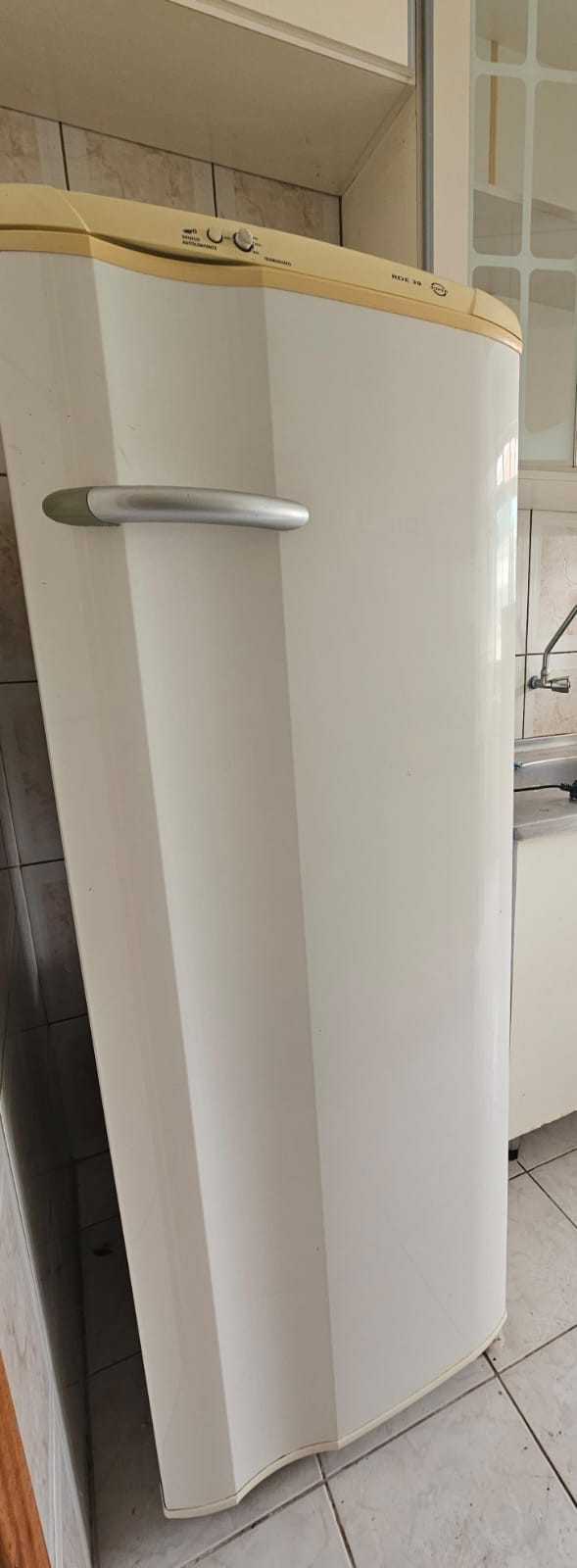 Doam-se Geladeira e Móveis 