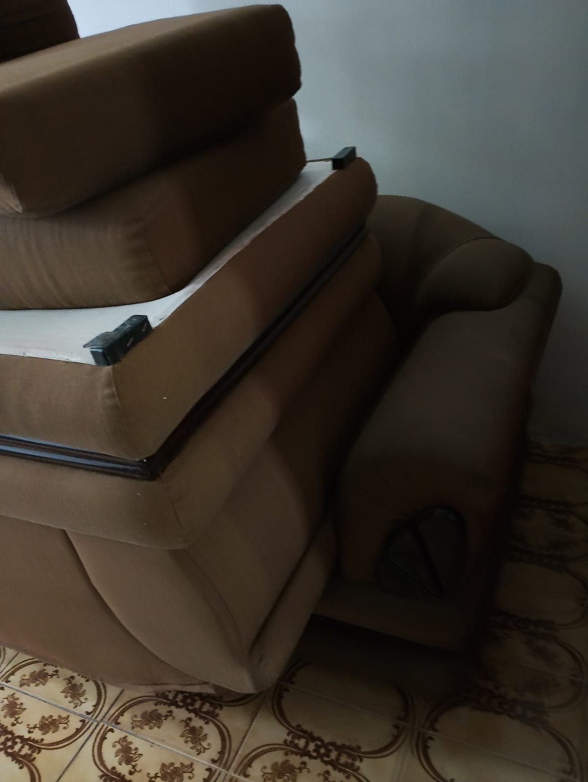 Doam-se 2 Sofás, mesa de centro e armário com espelho de banheiro 