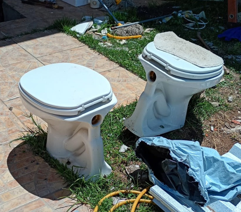 Doam-se 2 Vasos Sanitários e 2 Caixas de Descarga