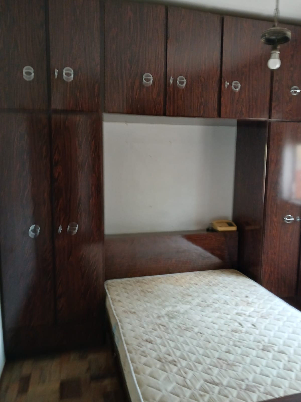 Doam-se 2 Guarda Roupas e 1 Cama de Casal com Colchão 