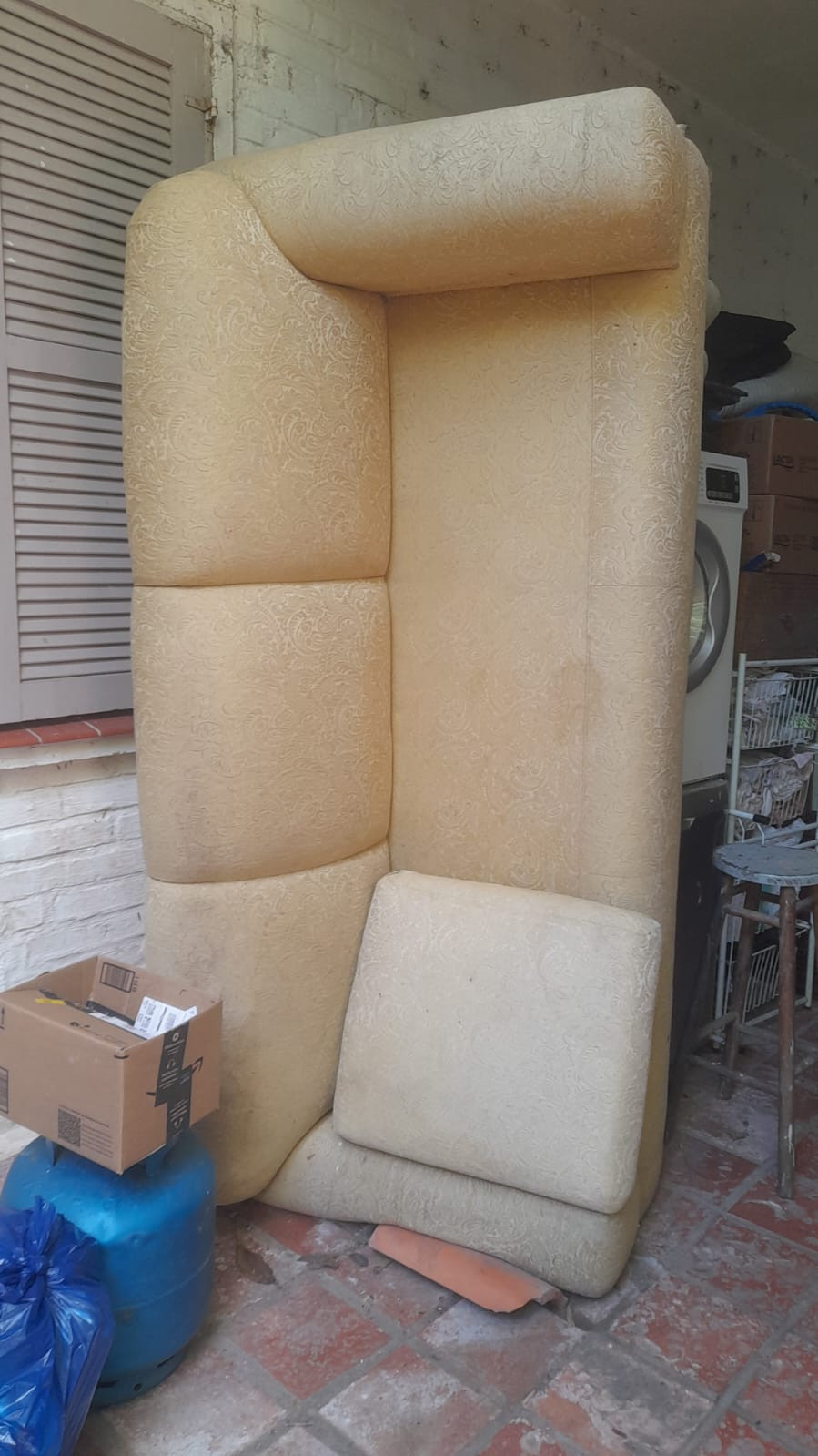 Doam-se 2 sofás de 3 lugares