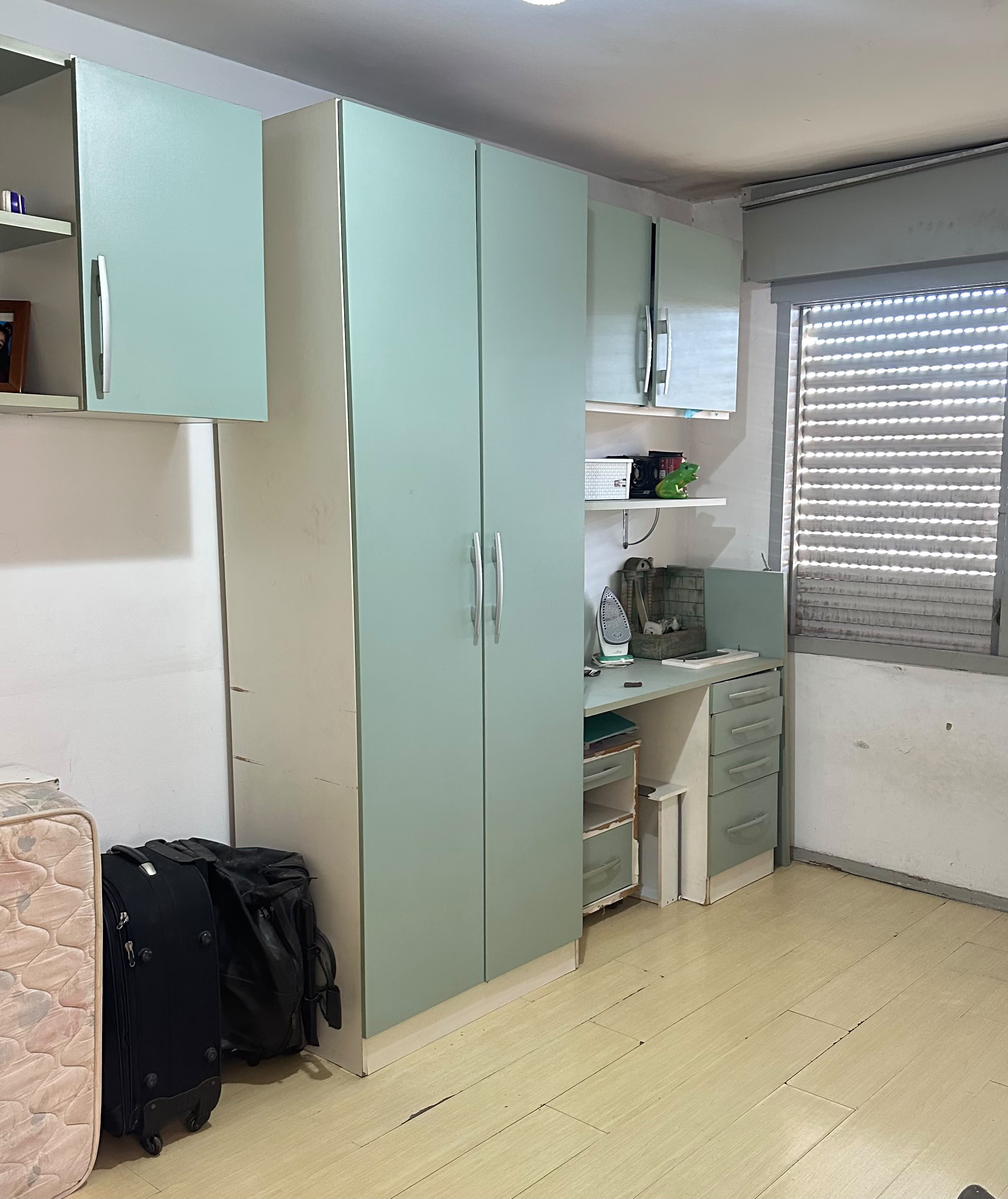 Doa-se conjunto de armários, mesa e gaveteiro