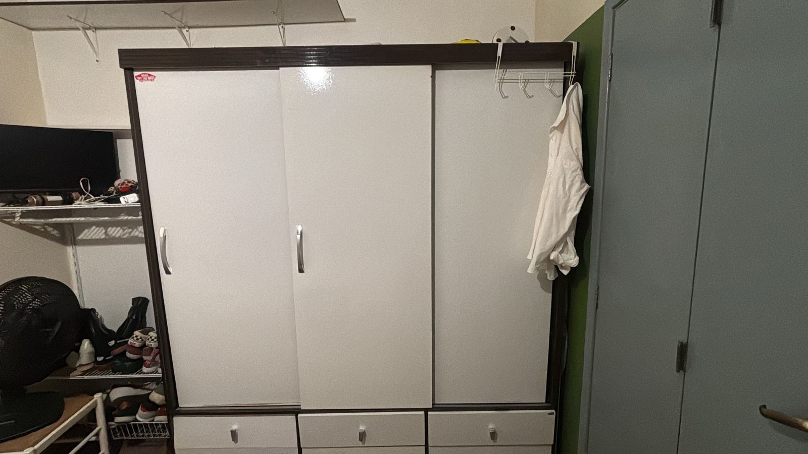 Doa-se Guarda Roupa 