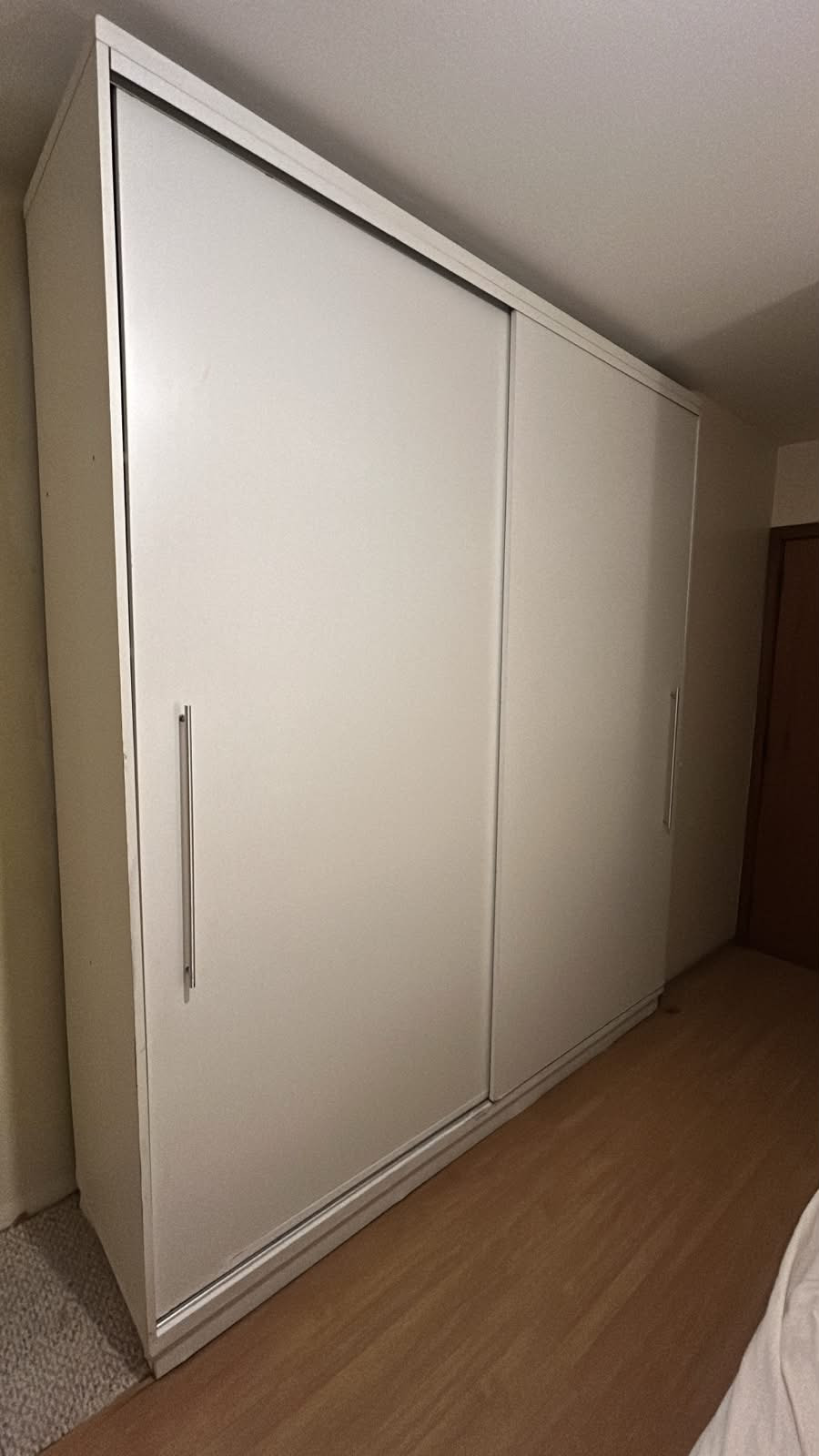 Doa-se Guarda Roupa 