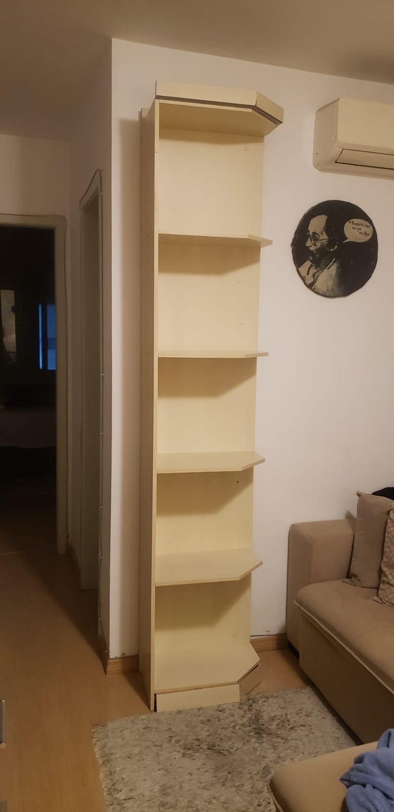 Estante lateral de roupeiro com prateleiras