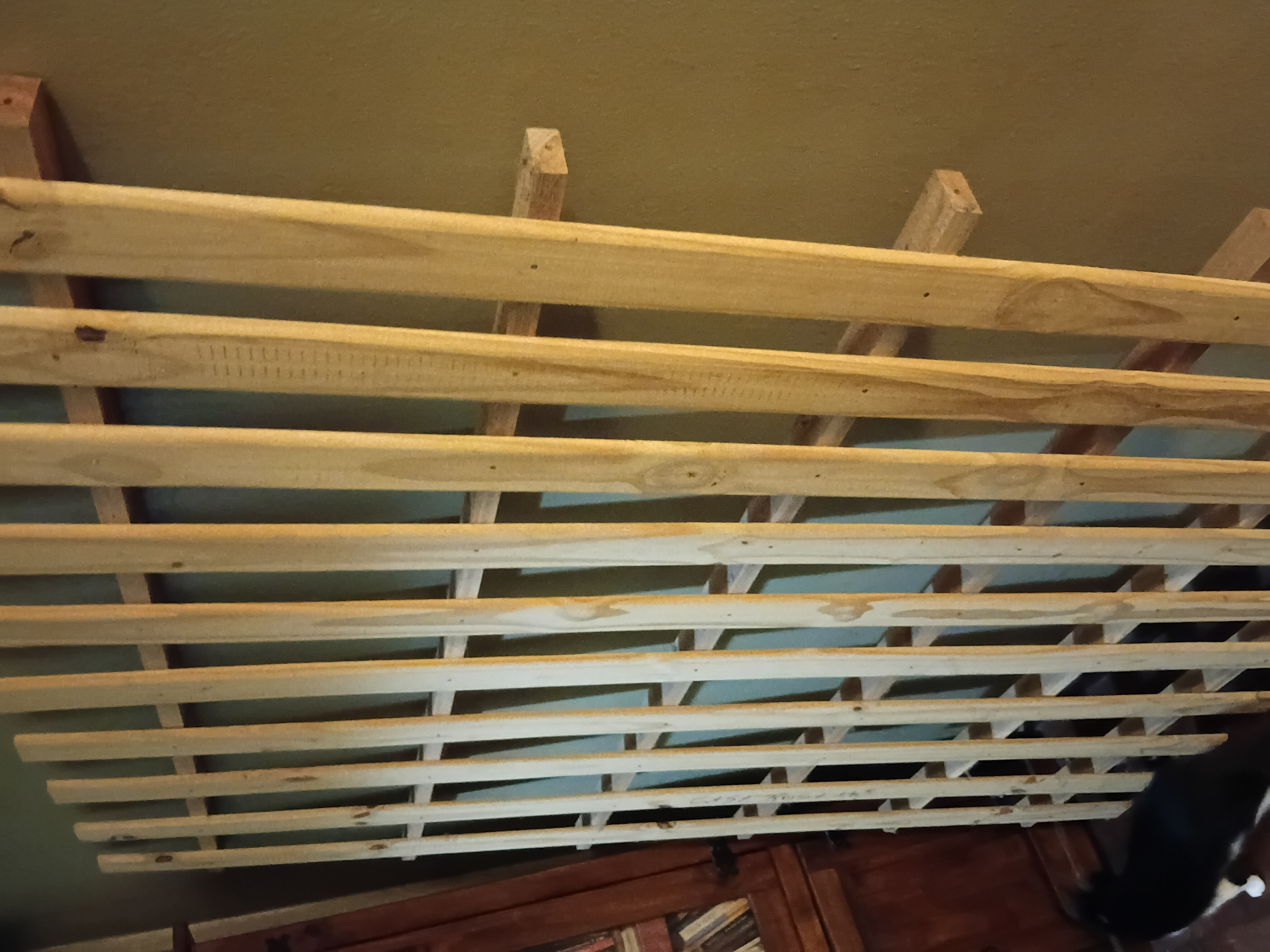 Estrado de cama de casal (1,81 × 1,41)