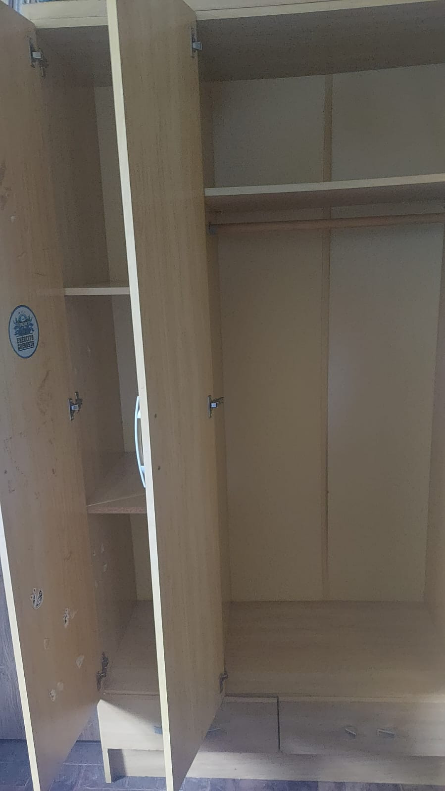 Doam-se armário , cama box de solteiro e outros itens 