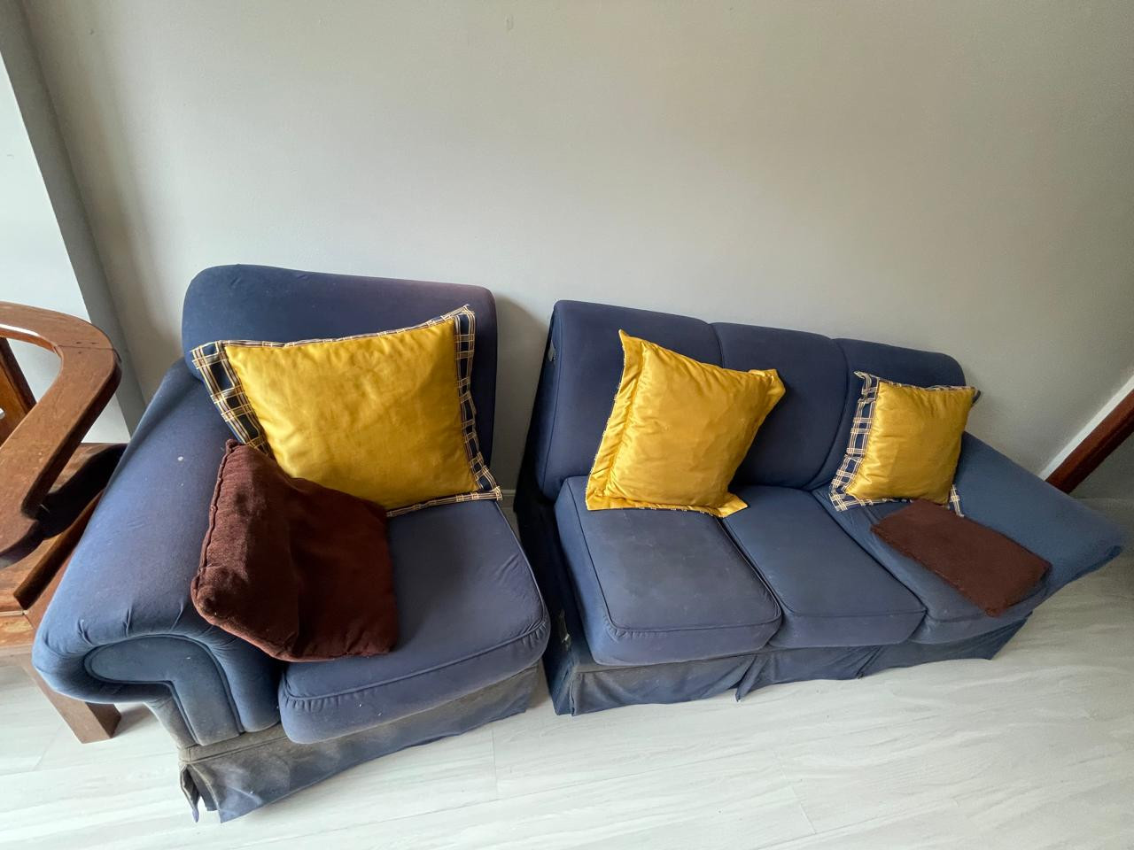 Doam-se Sofá e Armário 