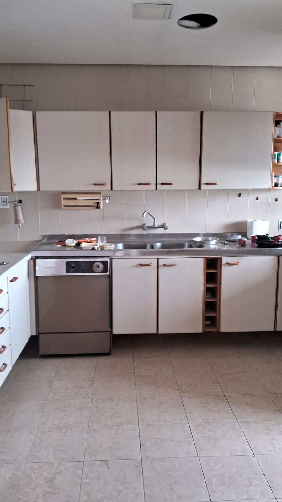 Doam-se móveis e utensílios 