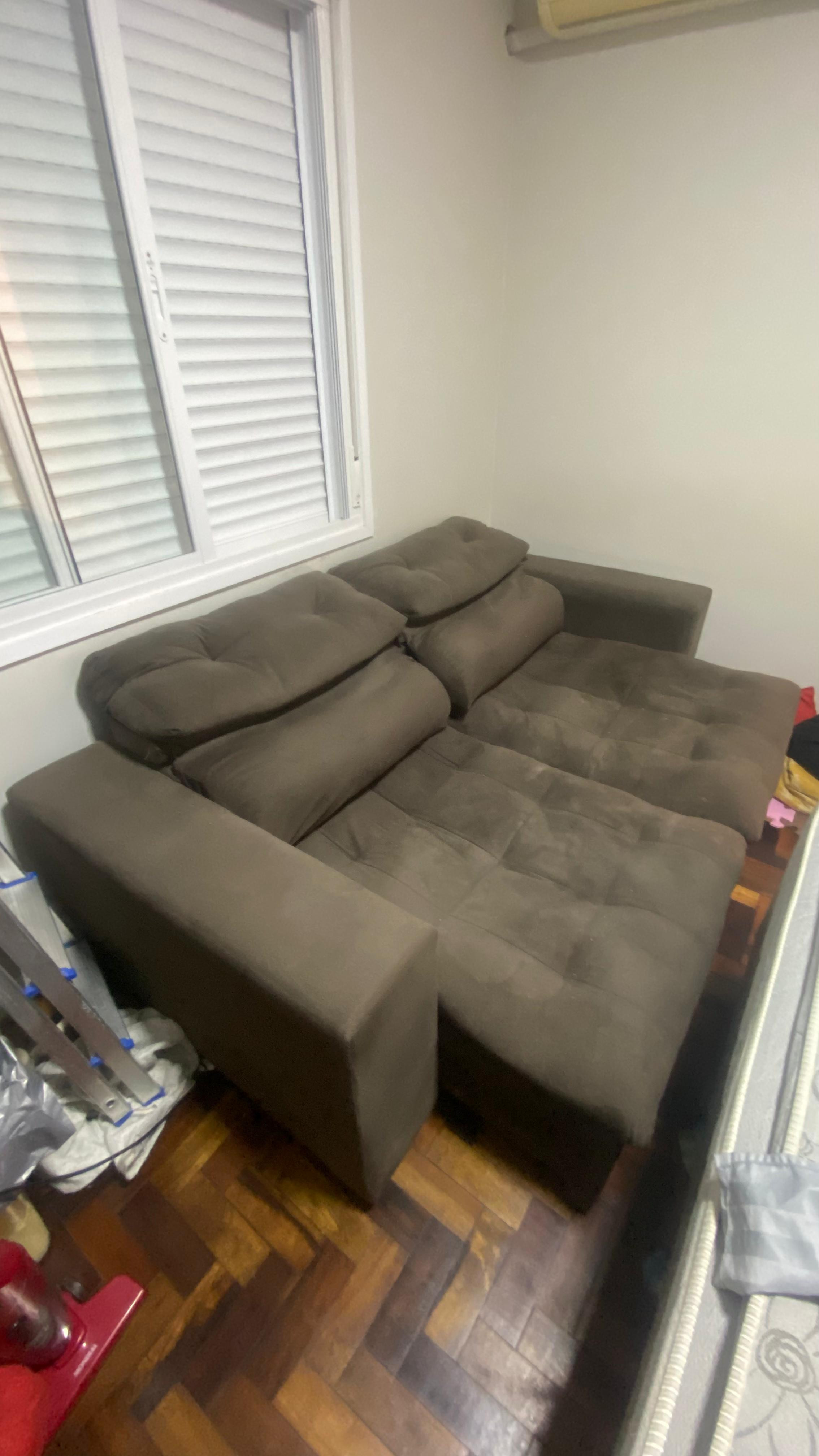 Doam-se Sofá retrátil, cadeiras e ventilador 