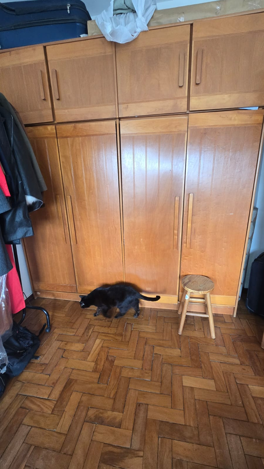 Doam-se Guarda-Roupa e Cama de Casal