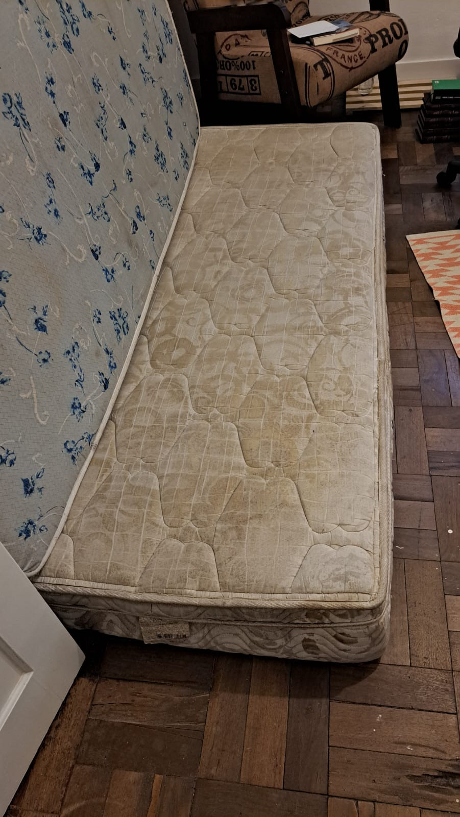 Doam-se 2 Colchões de Solteiro e 1 de Casal e Estante