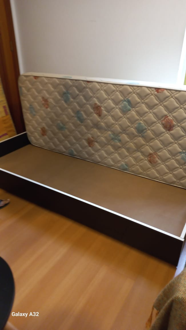 Doam-se 2 Colchões de Solteiro + Base de Cama + Ventilador 