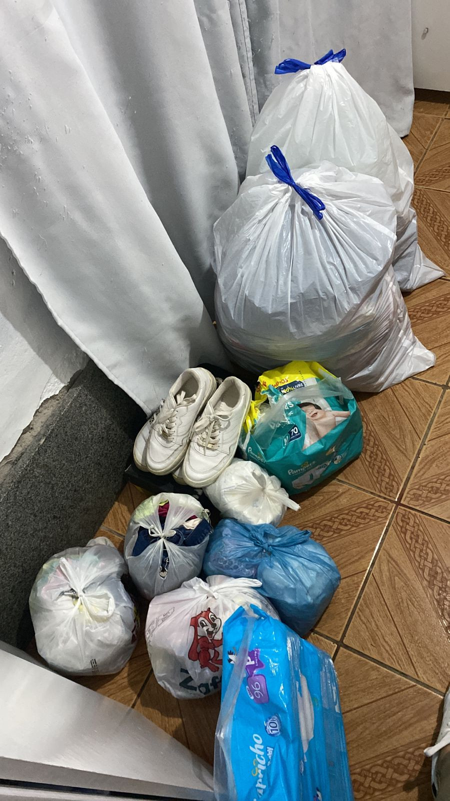 Doam-se Roupas e calçados de Adulto e Bebê + fraudas