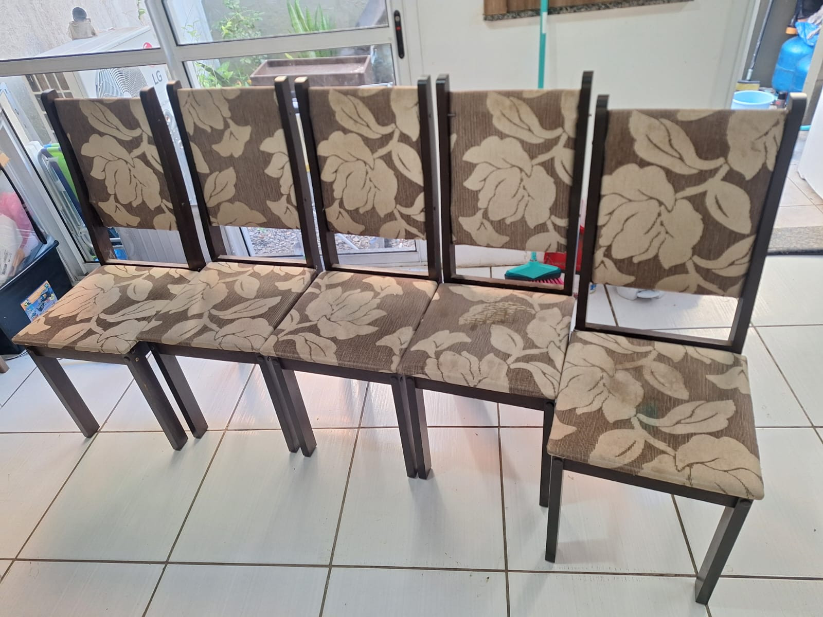 Doam-se Cadeiras e Base de Tampo de Mesa