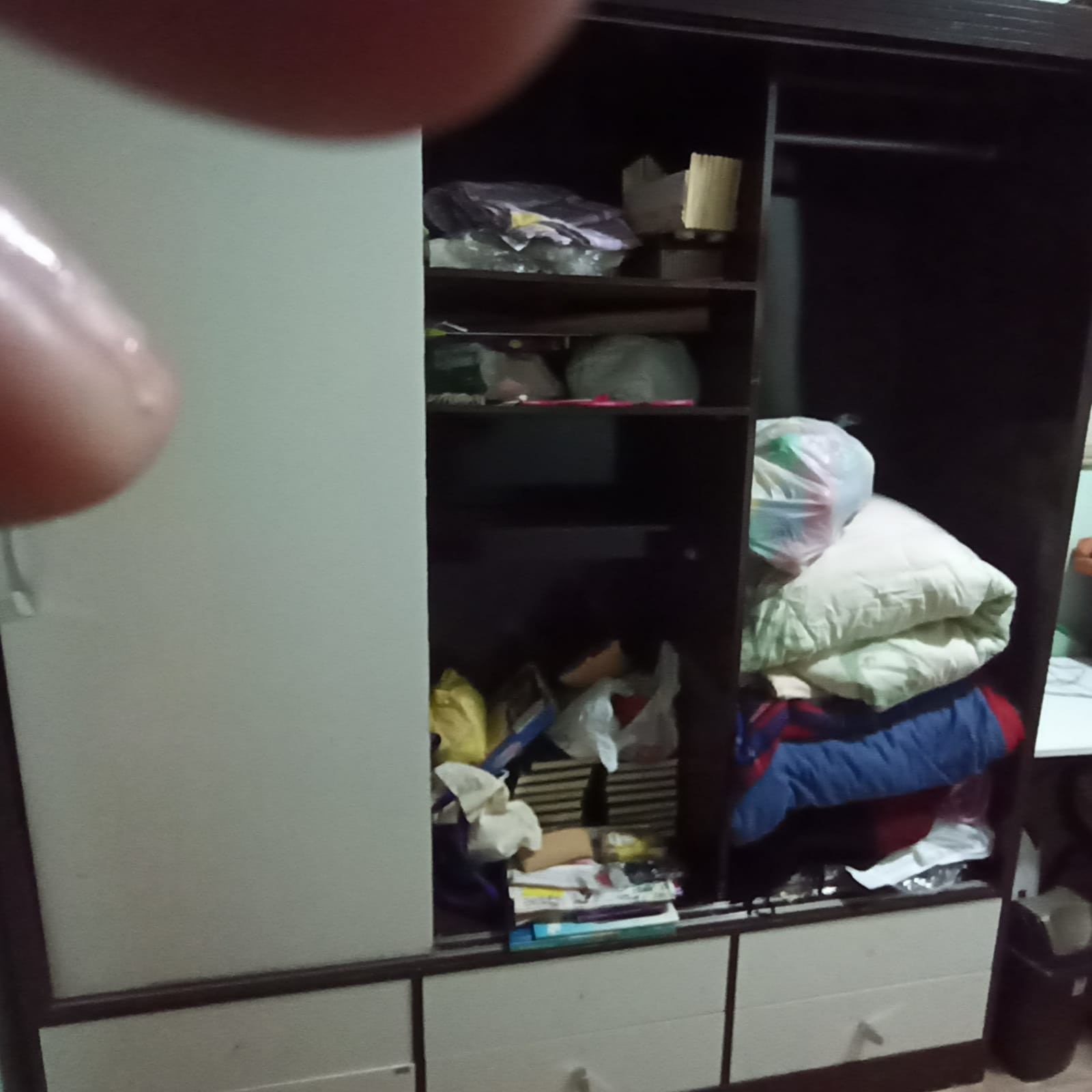 Doa-se Guarda Roupa 3 Portas e Escrivaninha 