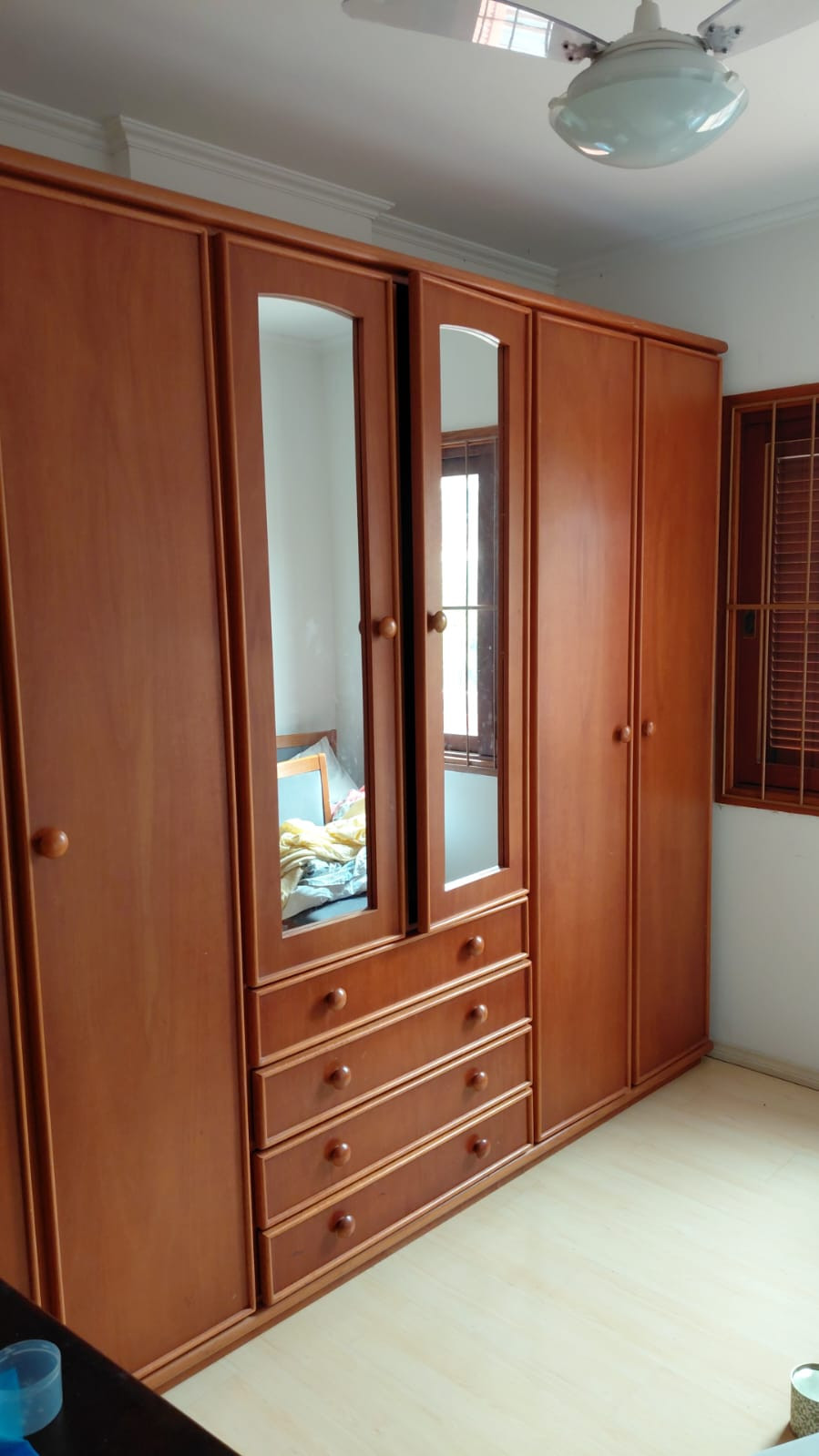 Doa-se Guarda-Roupa 6 Portas