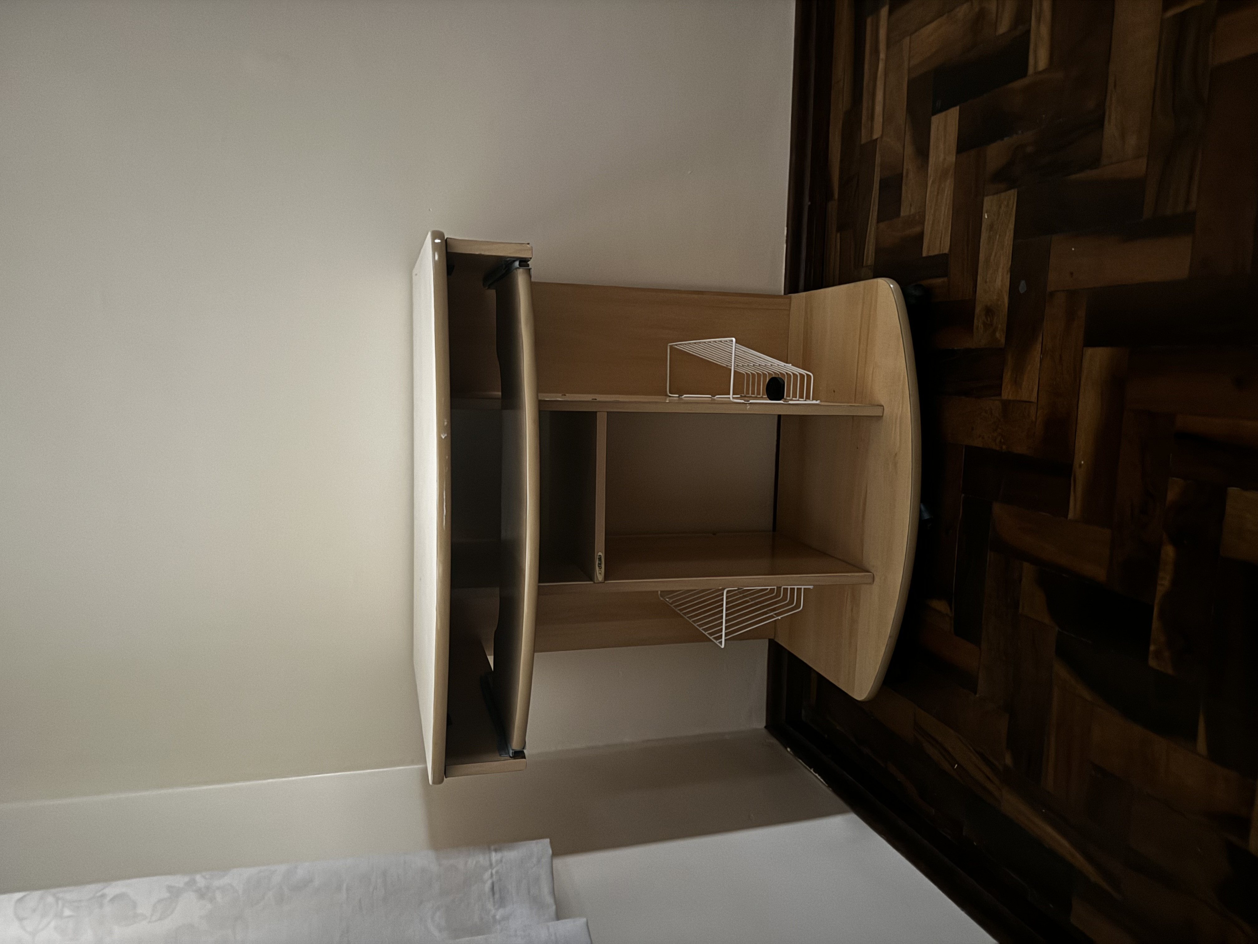 Mesa de computador + cadeira com rodinhas e cômoda 