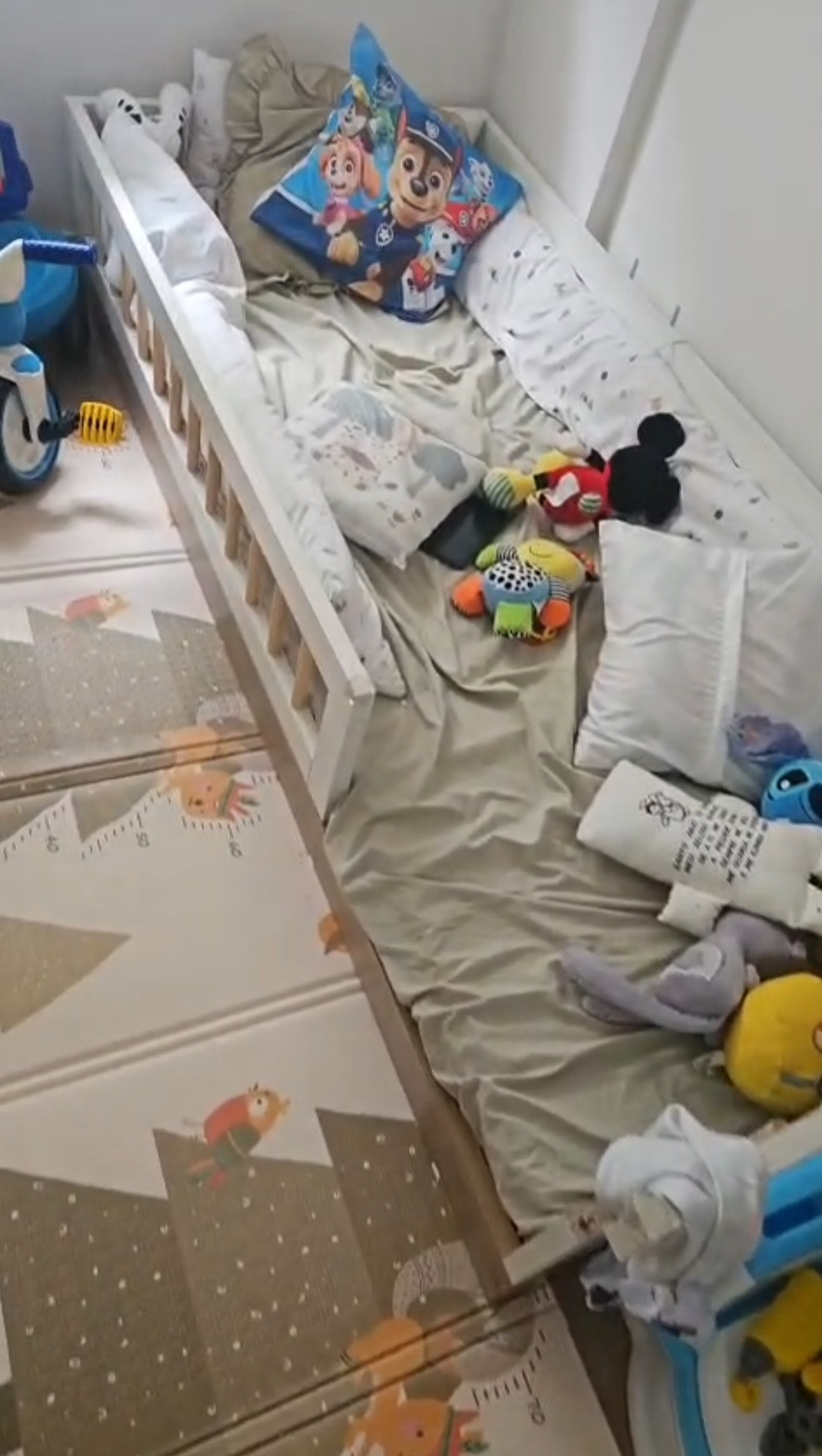 Doam-se Cama Infantil, Cômoda, Escrivaninha e Roupas