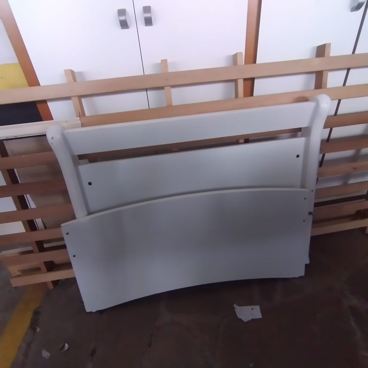 cama solteiro em MDF branco desmontada; bom estado; sem colchão